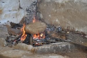 Загревање црепуље на огњишту, Гостуша, Стара планина