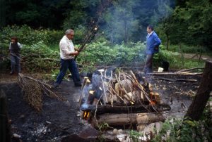 Печење лонаца на отвореној ватри, Лука Шуњеварић, Злакуса 1996